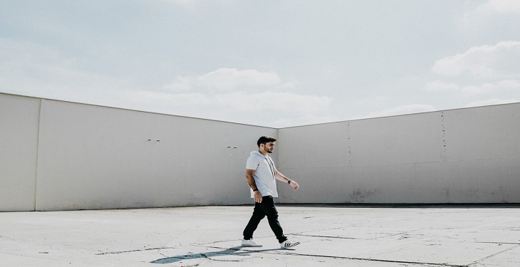 از لباس‌های بسیار چسبان یا اورسایز بپرهیزید