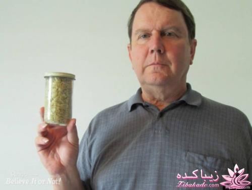 مردی که ۳۶ سال ناخن های خود را جمع کرده