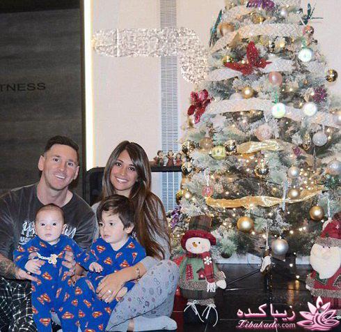 لیونل مسی و خانوادش کنار درخت کریسمس