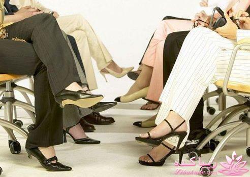 عوارض انداختن پاها روی هم در هنگام نشستن:
