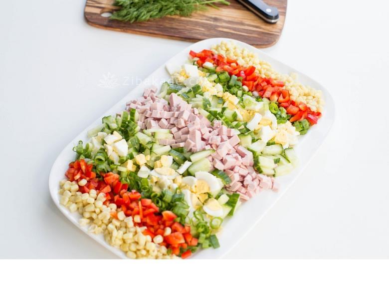 салат из вареной колбасы яиц огурцов.