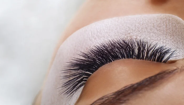 آیا کاشت و اکستنشن مژه به مژه طبیعی آسیب می‌رساند؟