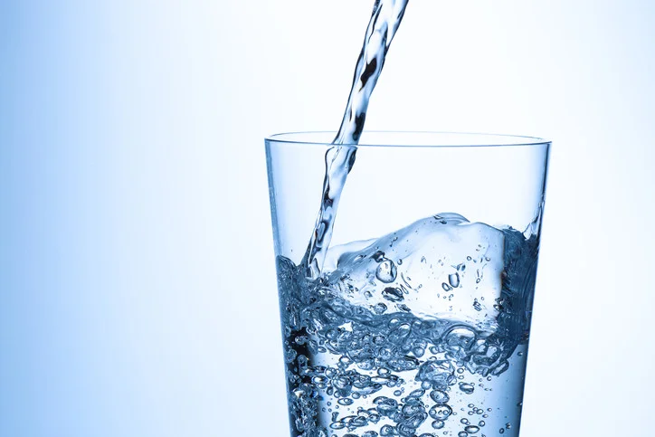 کمبود آب بدن یکی از دلایل عمده تیرگی دور چشم است.