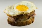 ساندویچ تخم مرغ به جای سوسیس و كالباس