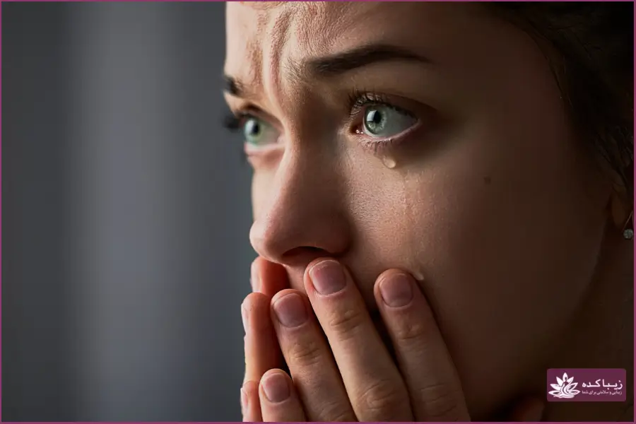 عوامل روانی و اظطراب می‌تواند باعث اشک ریختن بعد از عمل بینی شود